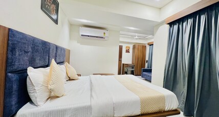 Hotel Shaligram Inn Geeta Mandir Room Type - DELUXE SWEET ROOM WITH BATHTUB Hotel Shaligram Inn Geeta Mandir Room Type - DELUXE SWEET ROOM WITH BATHTUB