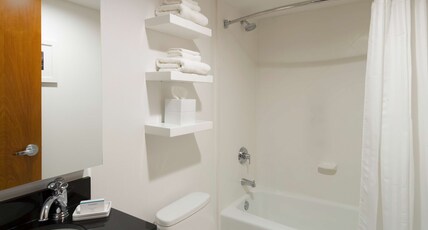 Hampton Inn Madison Square Garden Area Hotel Room Type - 1 KING W DRINKS-SNACKS NS