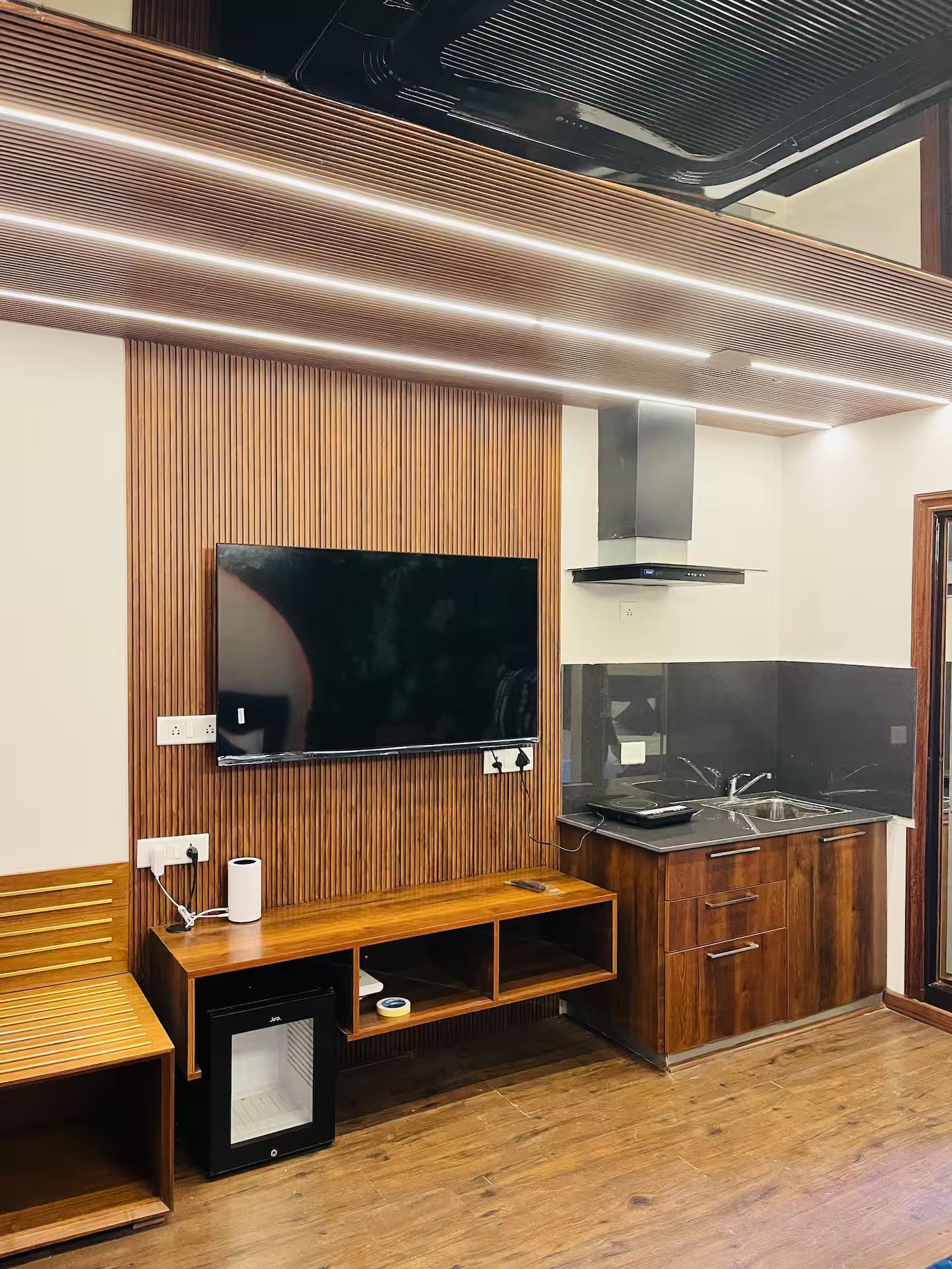 Lapstay EO445 - Stylish Studio Apartment with Jaccuzzi - Tap to explore photos