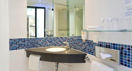 Holiday Inn Express SINGEN Room Type - 1 Queen Standard Low Floor