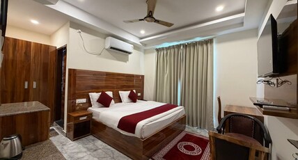Shree Ji Retreat (A Boutique Stay) Room Type - Deluxe Queen Room With Balcony Ganga View