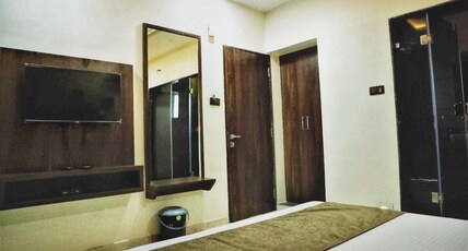 HOTEL OM PALACE Room Type - Luxury Room Without Balcony
