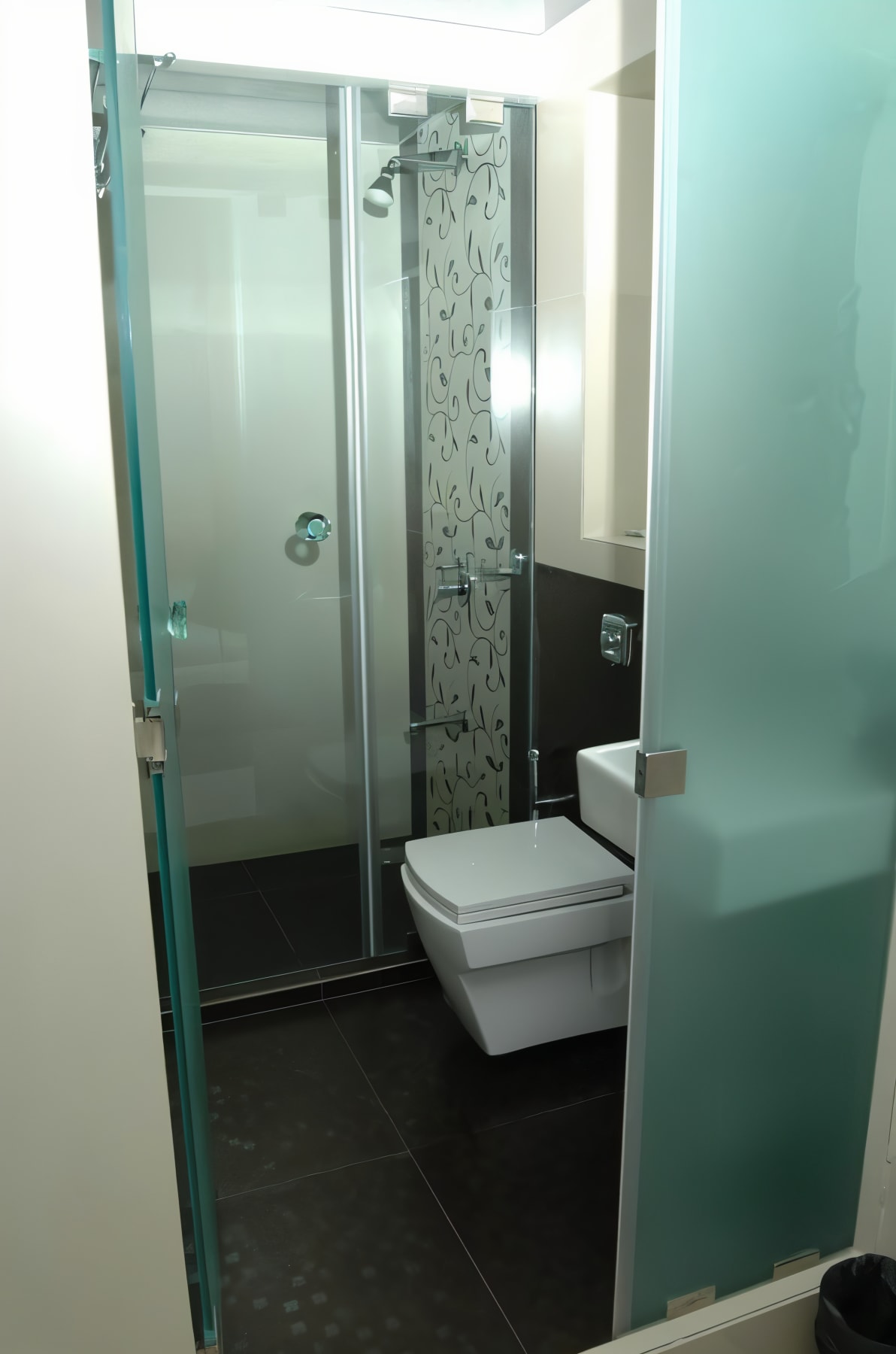 HOTEL CAUSEWAY - Tap to explore photos