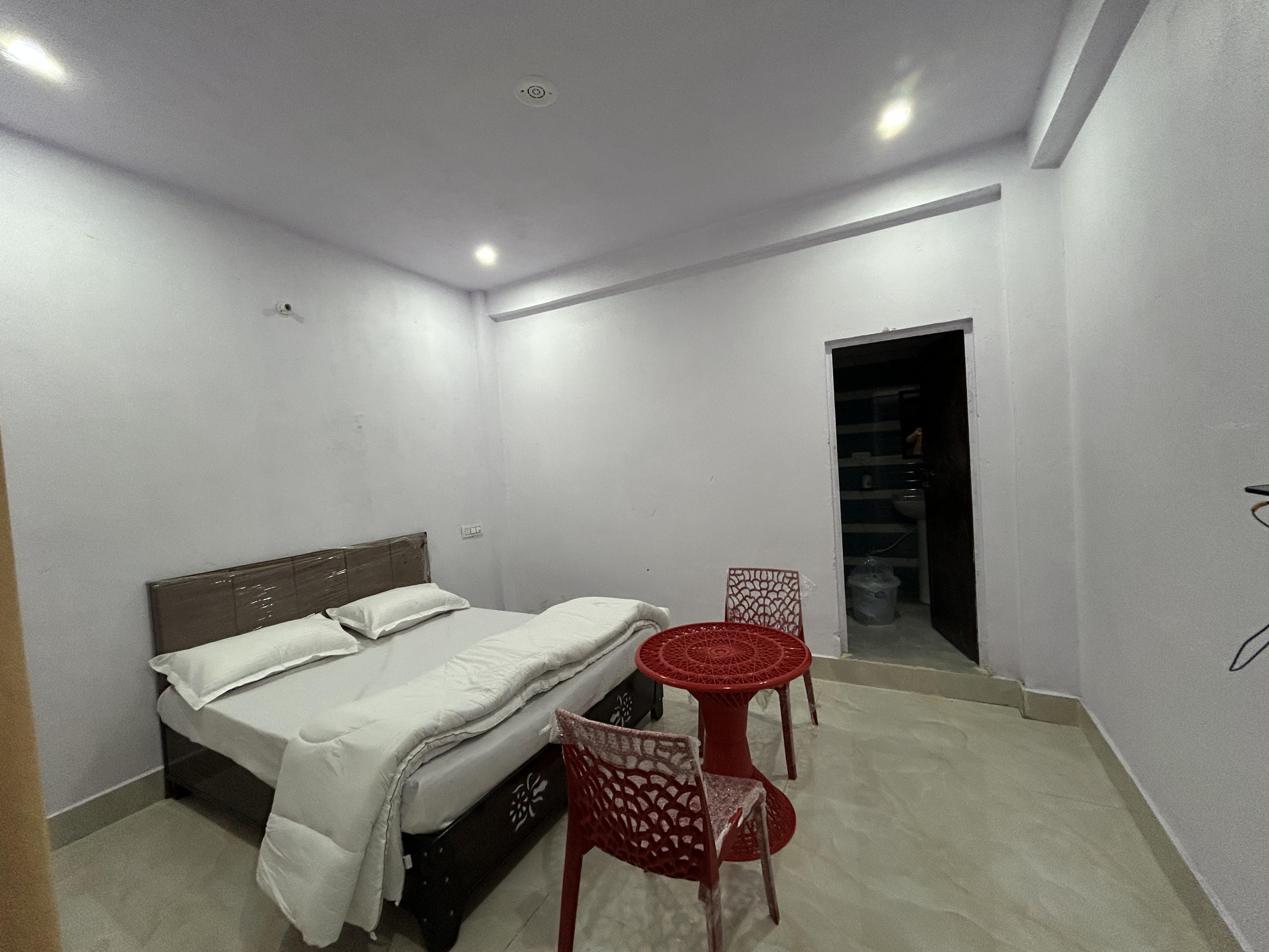 Hotel New Yamuna Putra - Tap to explore photos
