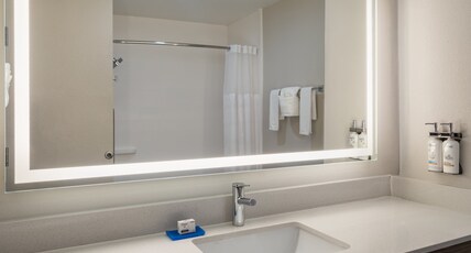 Holiday Inn Express & Suites MIDWEST CITY Room Type - 2 Queen Beds Standard