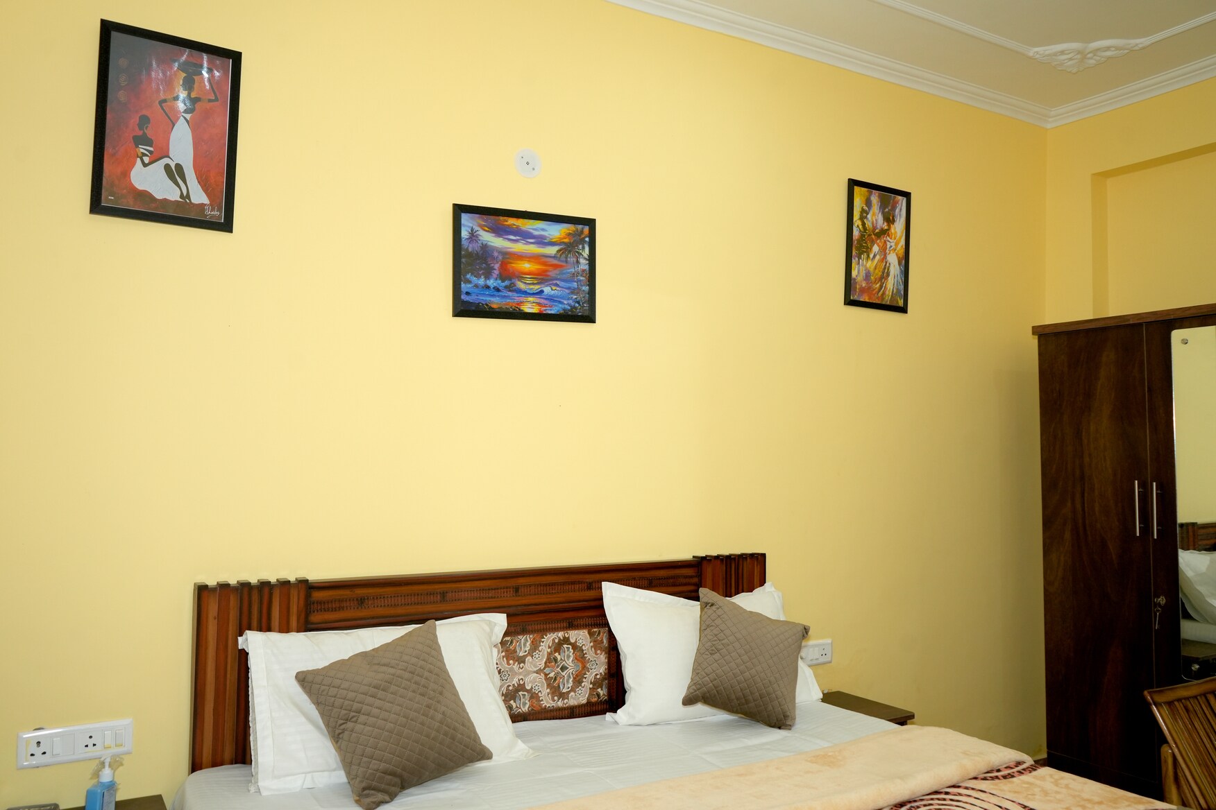 Kasauli Night Home Stay - Tap to explore photos
