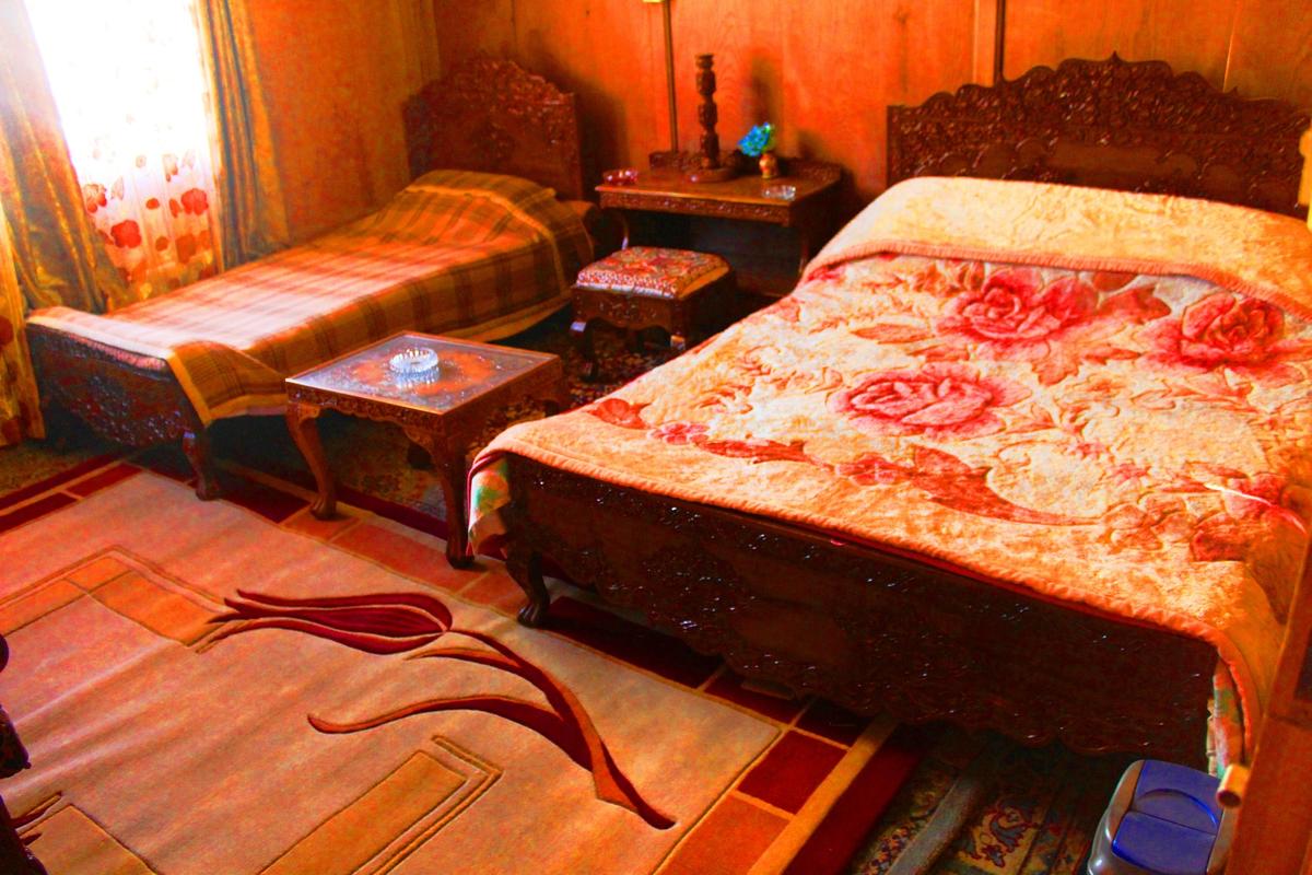 Muneer Hotel - Tap to explore photos