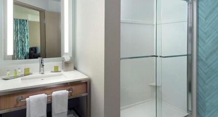 DoubleTree by Hilton Atlanta - Buckhead Room Type - 1 KING BED NONSMOKING
