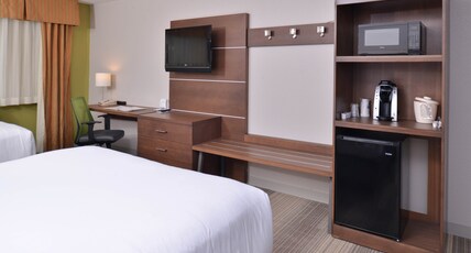 Holiday Inn Express & Suites STEVENS POINT Room Type - 1 King Bed Suite