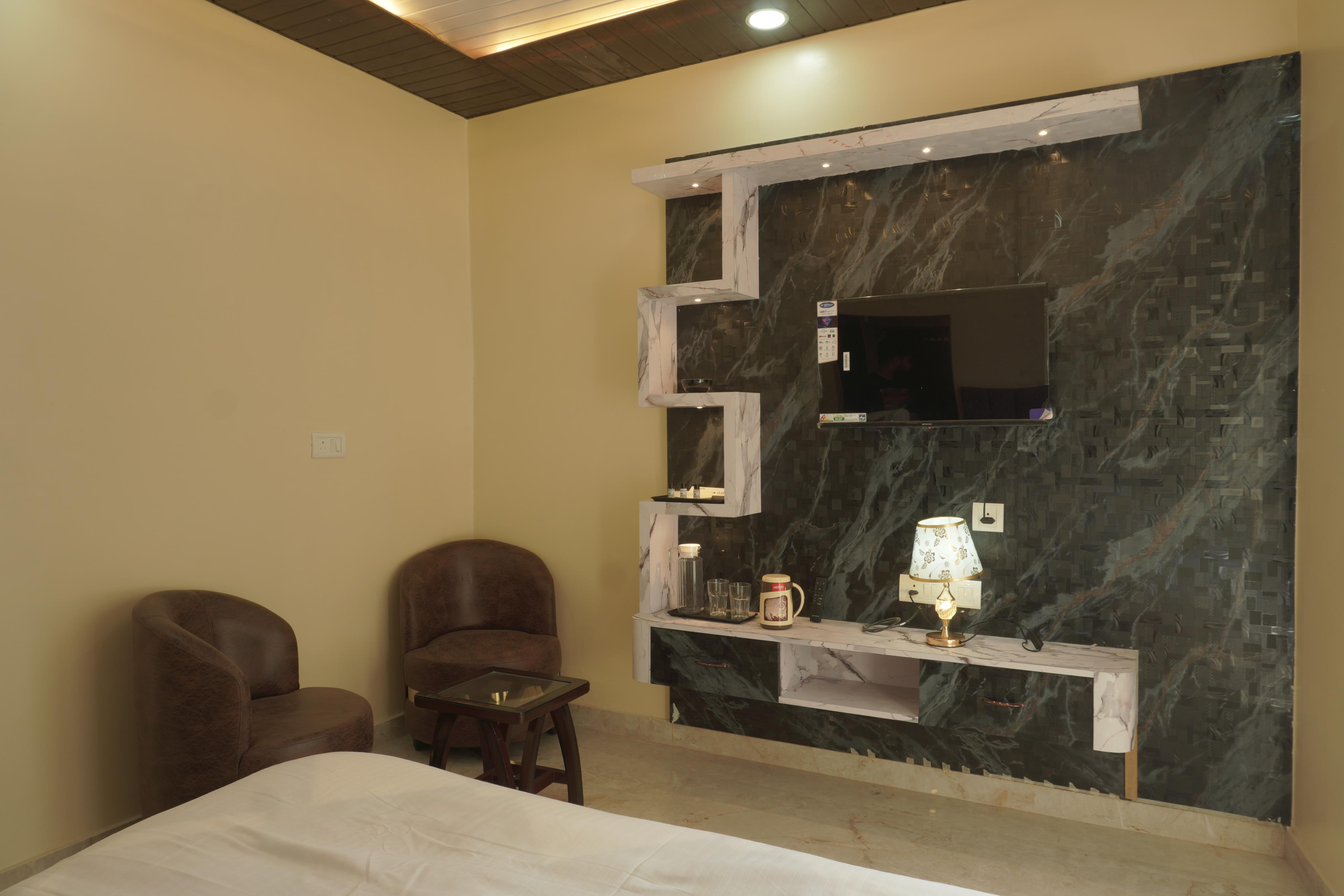 CLASSY5 Paying Guest House - Tap to explore photos
