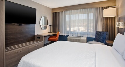 Holiday Inn Express FLAGSTAFF Room Type - 1 Queen Standard Mobility Accessible with Roll in Shower Holiday Inn Express FLAGSTAFF Room Type - 1 Queen Standard Mobility Accessible with Roll in Shower