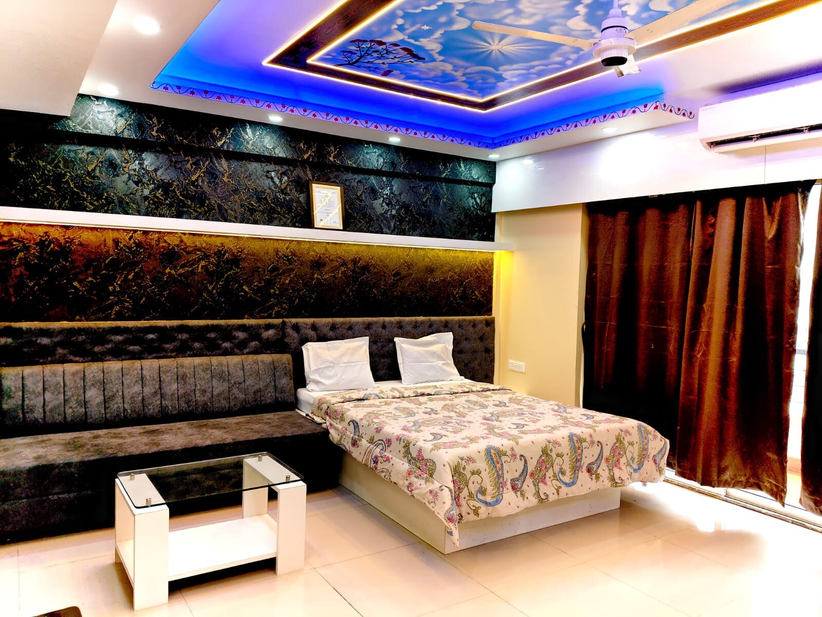 Modern Jacuzzi Studio 733 || Entire 1RK, 15 minutes from Airport - Tap to explore photos
