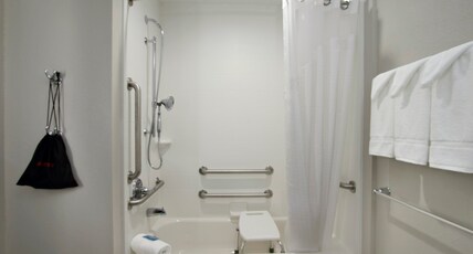 Holiday Inn Express & Suites COLUMBUS NORTH Room Type - 2 Queen Communication Mobility Accessible Tub