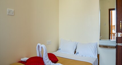 LE SURESH GUEST HOUSE Room Type - Deluxe Room with Balcony
