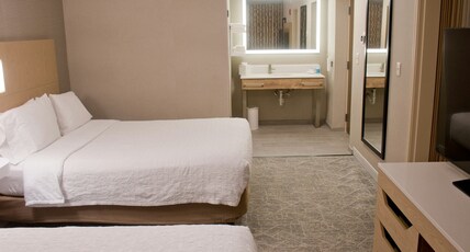 Hampton Inn & Suites by Hilton Denver-Speer Boulevard Room Type - 2 QNS ACC TUB SUITE NOSMOK