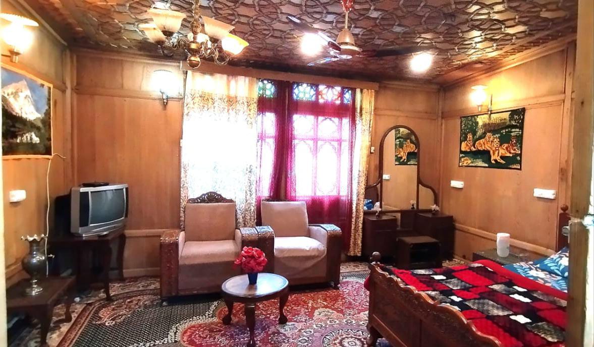 Taj Palace Houseboat - Tap to explore photos