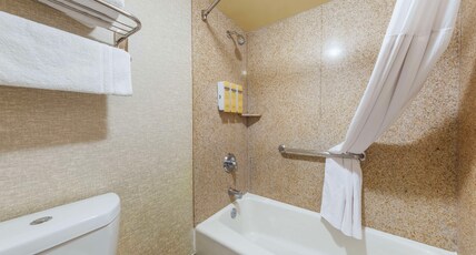 Best Western Plus Hill House Room Type - 1 King Bed, Non-Smoking, Microwave And Refrigerator, Wi-Fi