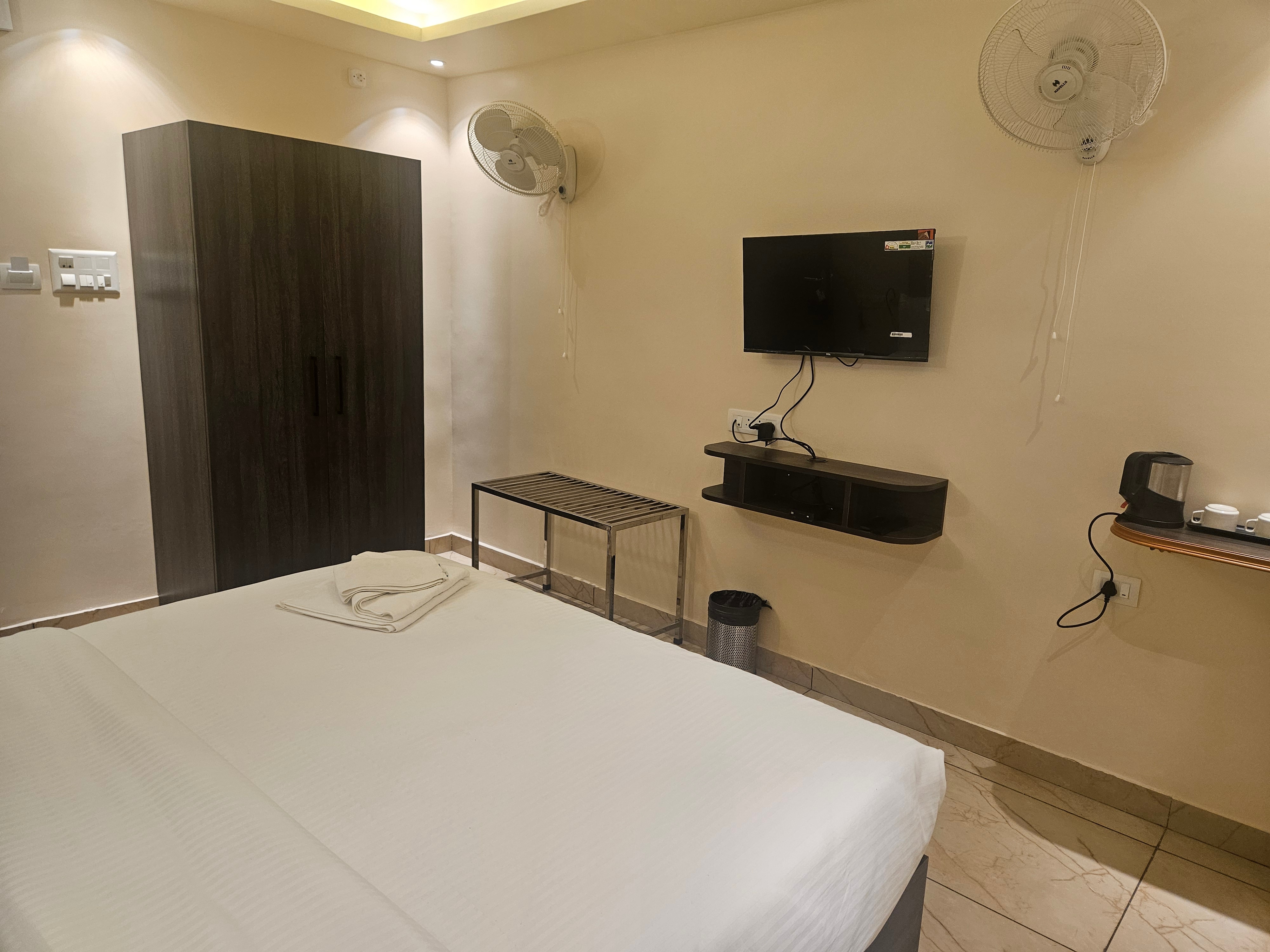 Shahenshah Hotel - Tap to explore photos