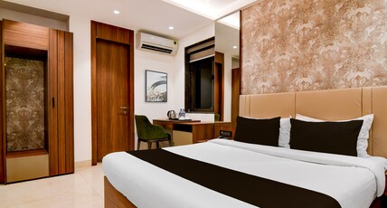 Super Townhouse Oak DLF Newtown Bus Terminal Room Type - Classic with View