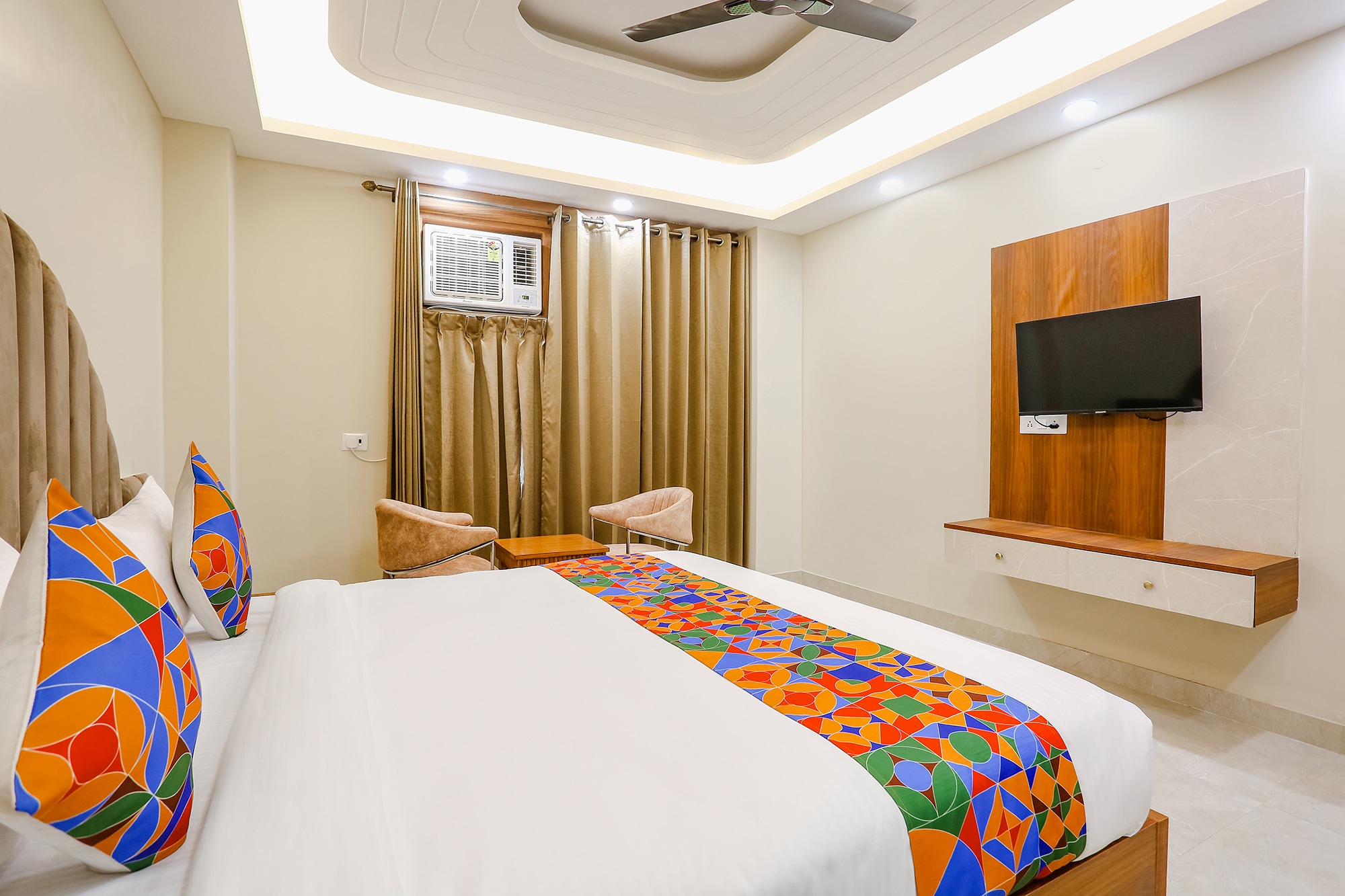 FabHotel Raahi Retreat - Nr. Star Mall & 32nd Avenue - Tap to explore photos