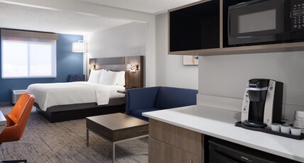 Holiday Inn Express & Suites MIDWEST CITY Room Type - 1 King Bed Suite Comm Accessible Tub