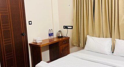 Vallimony Luxury Stays- Padmanabhaswamy Temple Room Type - NON A/C Double room