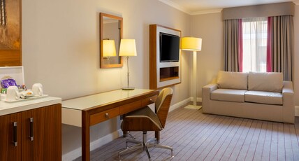 Hilton Cambridge City Centre Room Type - KING DELUXE RM W SOFA BED