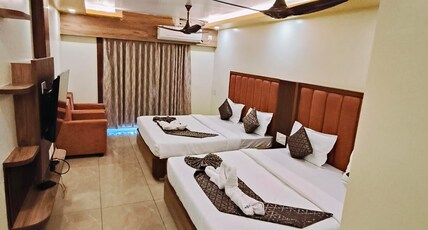 Hotel Gokul Palace Room Type - Family Room with Balcony, 2 Queen Beds