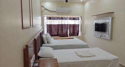 HotelRajaGrand Room Type - Deluxe Triple Bed Room