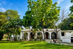 Farmstay mini POOL IGI Airport IICC Farmi fy