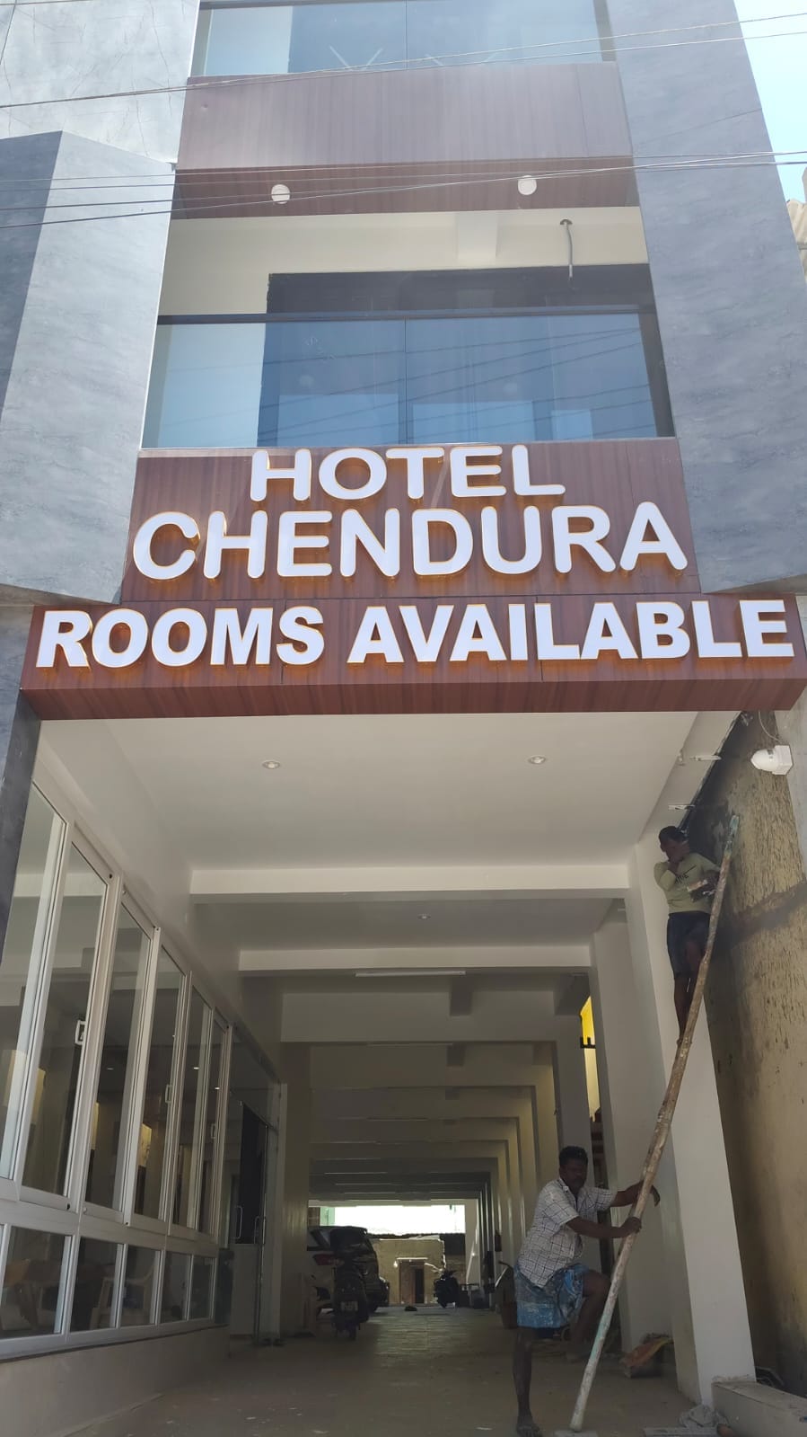 Hotel Chendura - Tap to explore photos