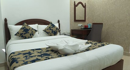 HOTEL MONSOON PALACE Room Type - Queen Size Bed Deluxe