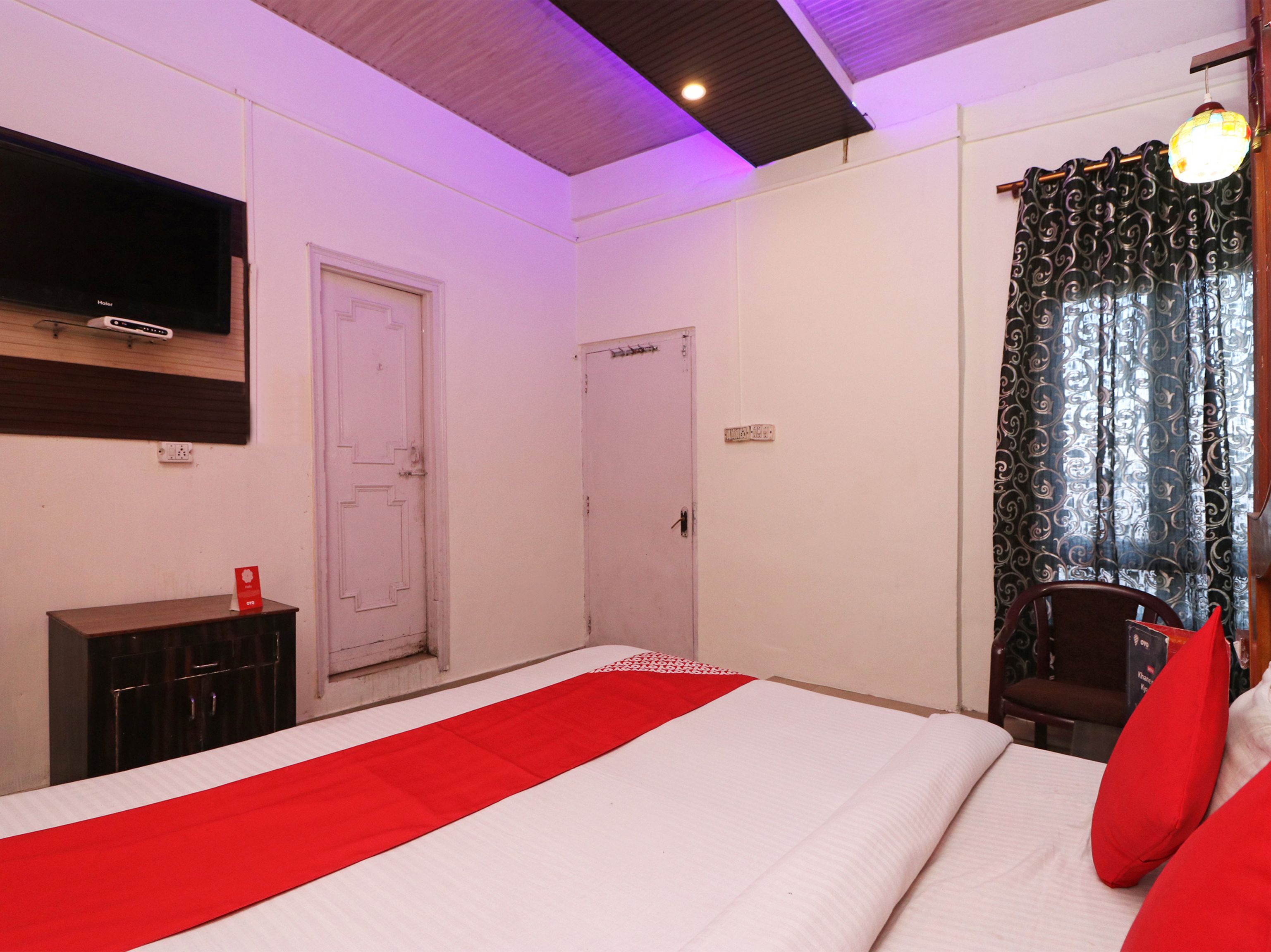 OYO 73081 Hotel Midnight - Tap to explore photos