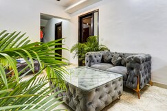 Townhouse by OYO Mayfield Garden Nearby Golf Course Road