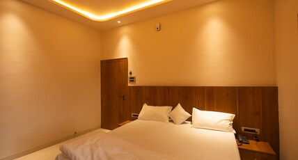 Hotel Khalsa Heights Room Type - Deluxe Room with AC & Free Wi-Fi