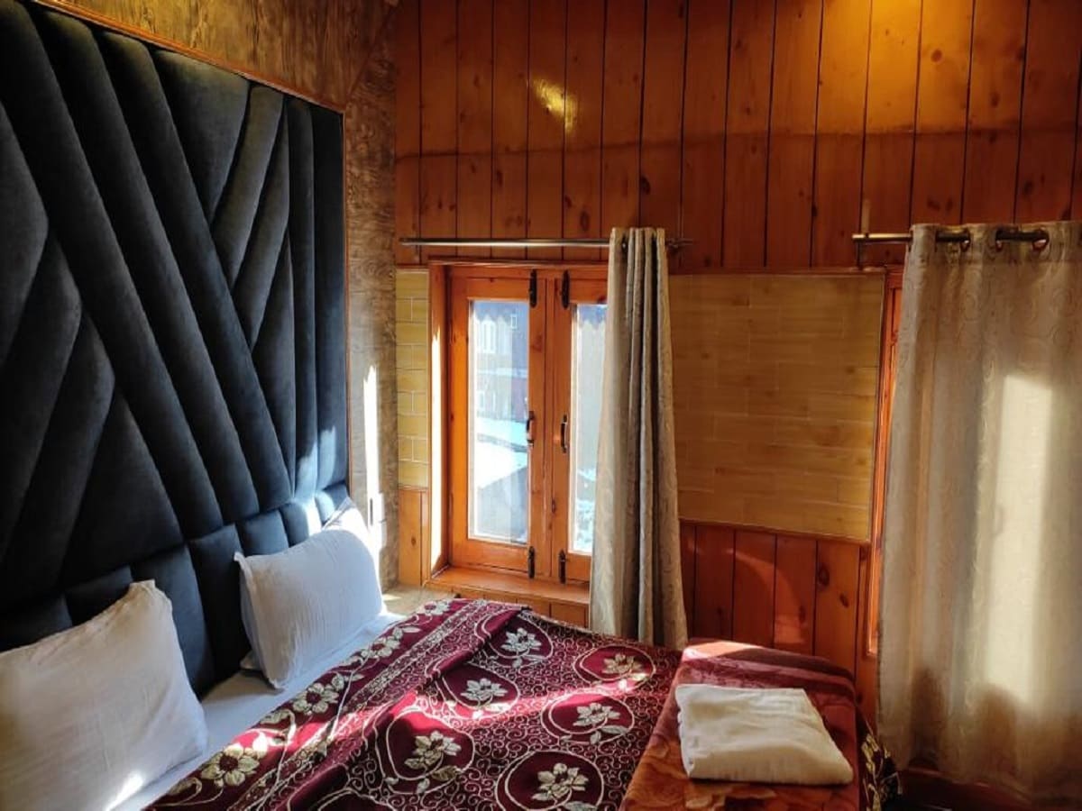Hotel Khaleel Palace Gulmarg - Tap to explore photos