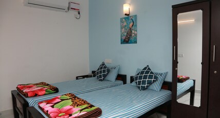 S R Guest House Room Type - Deluxe Twin Room
