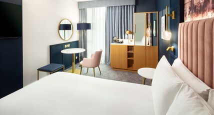 DoubleTree by Hilton Hotel Leeds City Centre Room Type - QUEEN GUEST ROOM
