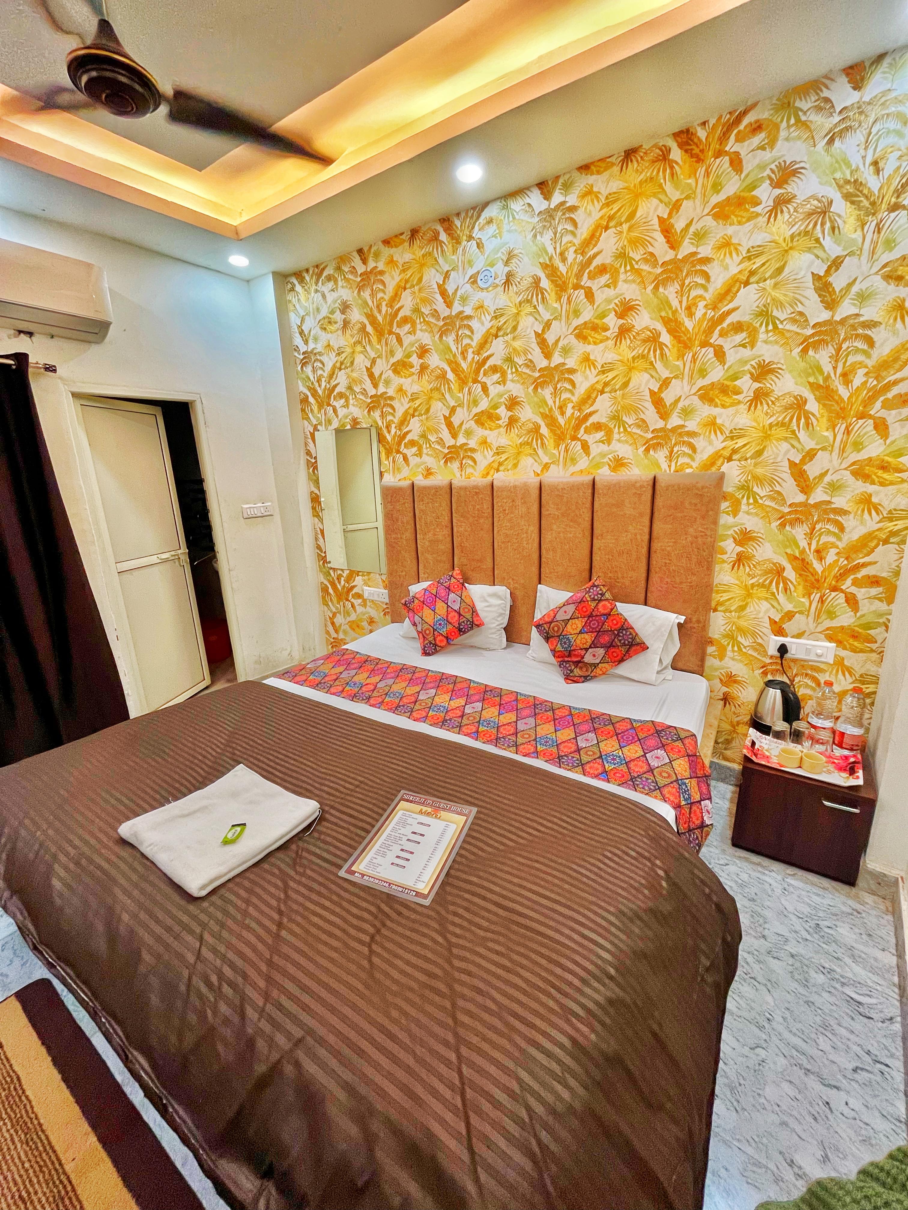 ShreeJi Guest House @Dashaswamedh Ghat - Tap to explore photos