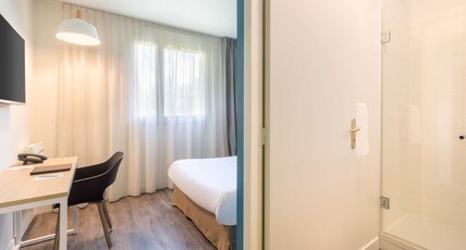 Best Western Armor Park Dinan Room Type - 1 Queen Bed, Non-Smoking, Premium Room, Mini Bar, Bathrobe, Air-Conditioned Best Western Armor Park Dinan Room Type - 1 Queen Bed, Non-Smoking, Premium Room, Mini Bar, Bathrobe, Air-Conditioned