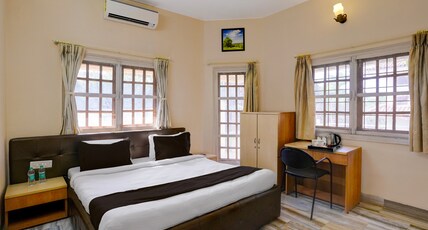 Super Collection O Gold Valley Formerly Misty Royale Room Type - Super Deluxe Room