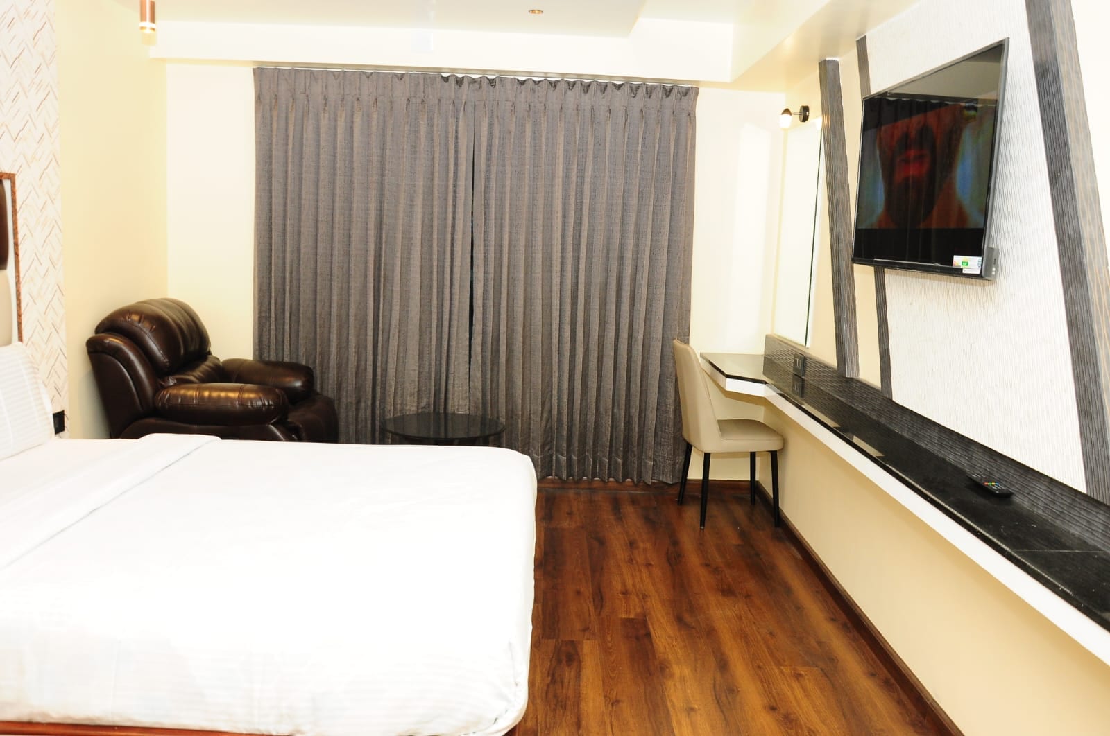 V Grand - Tap to explore photos