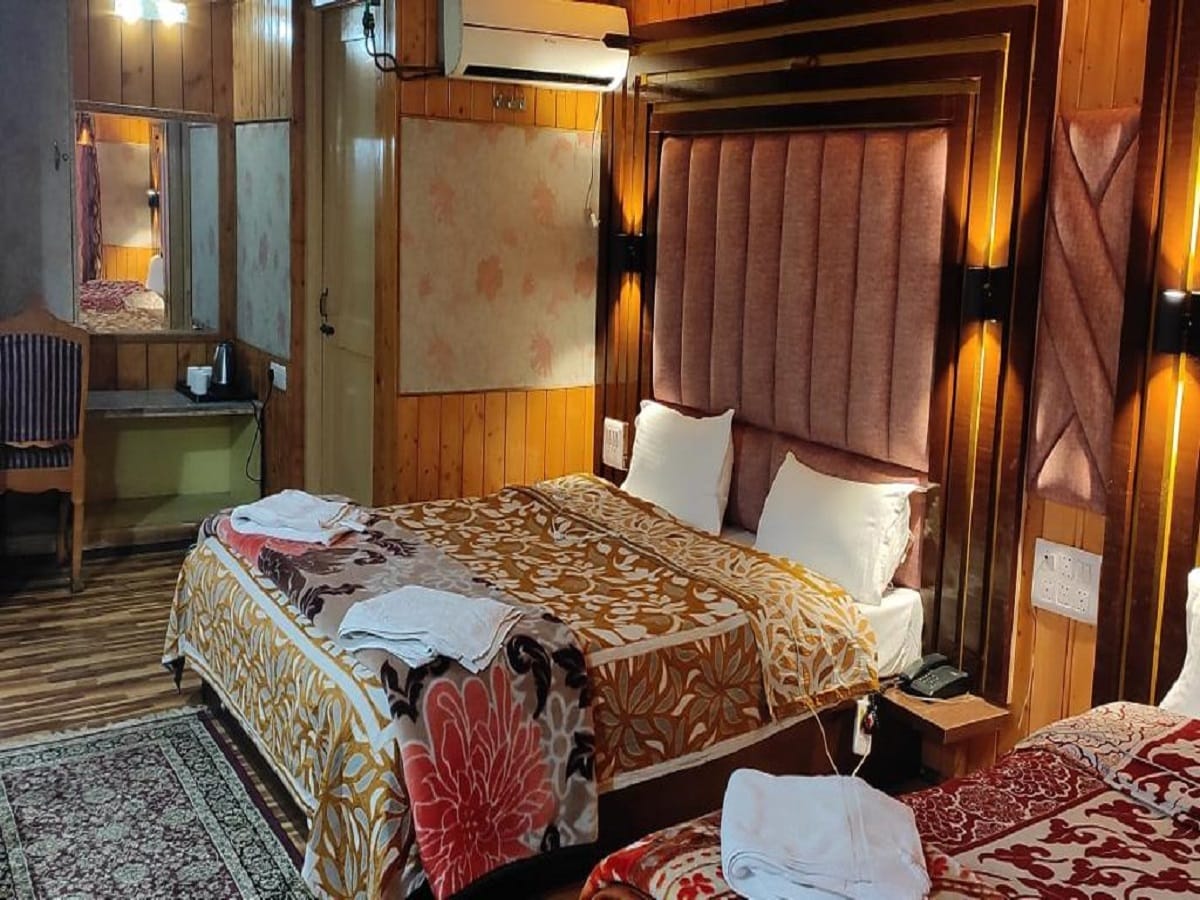 Hotel Khaleel Palace Gulmarg - Tap to explore photos