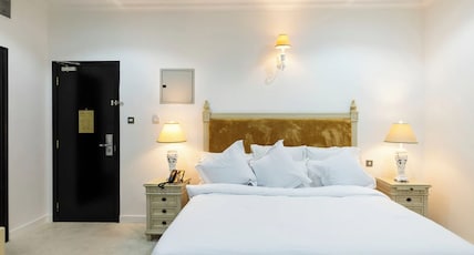 Crown Park Hotel Room Type - Standard Room - Queen Bed