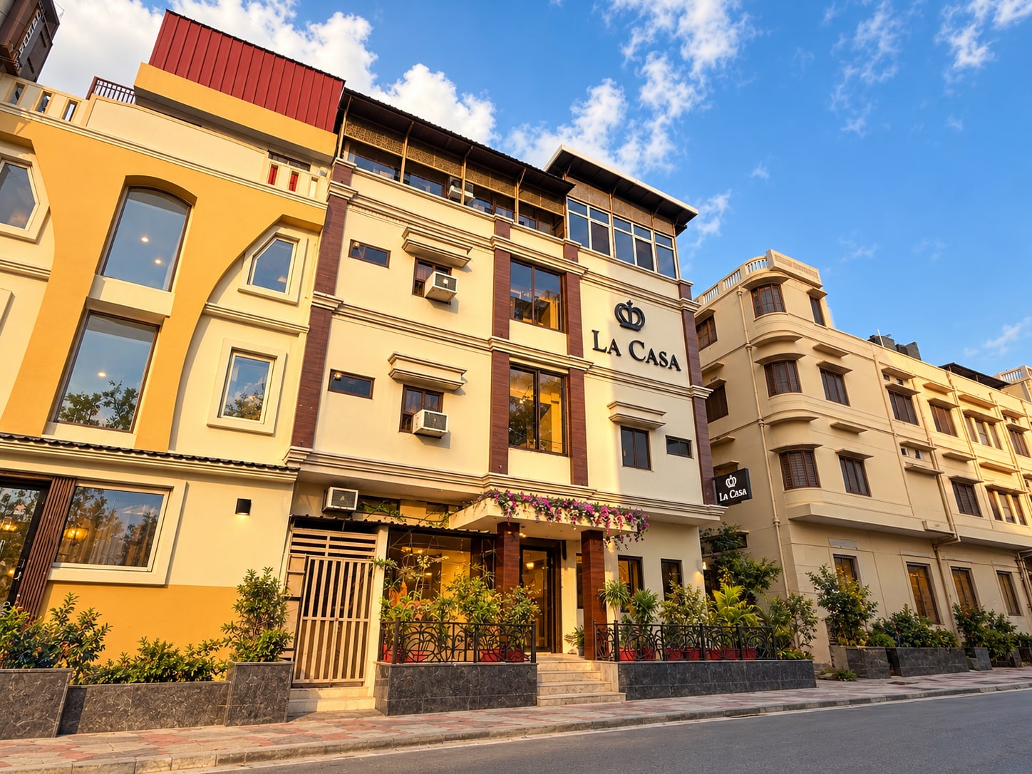 Hotel La Casa @ Har-ki-Pauri Road - Tap to explore photos