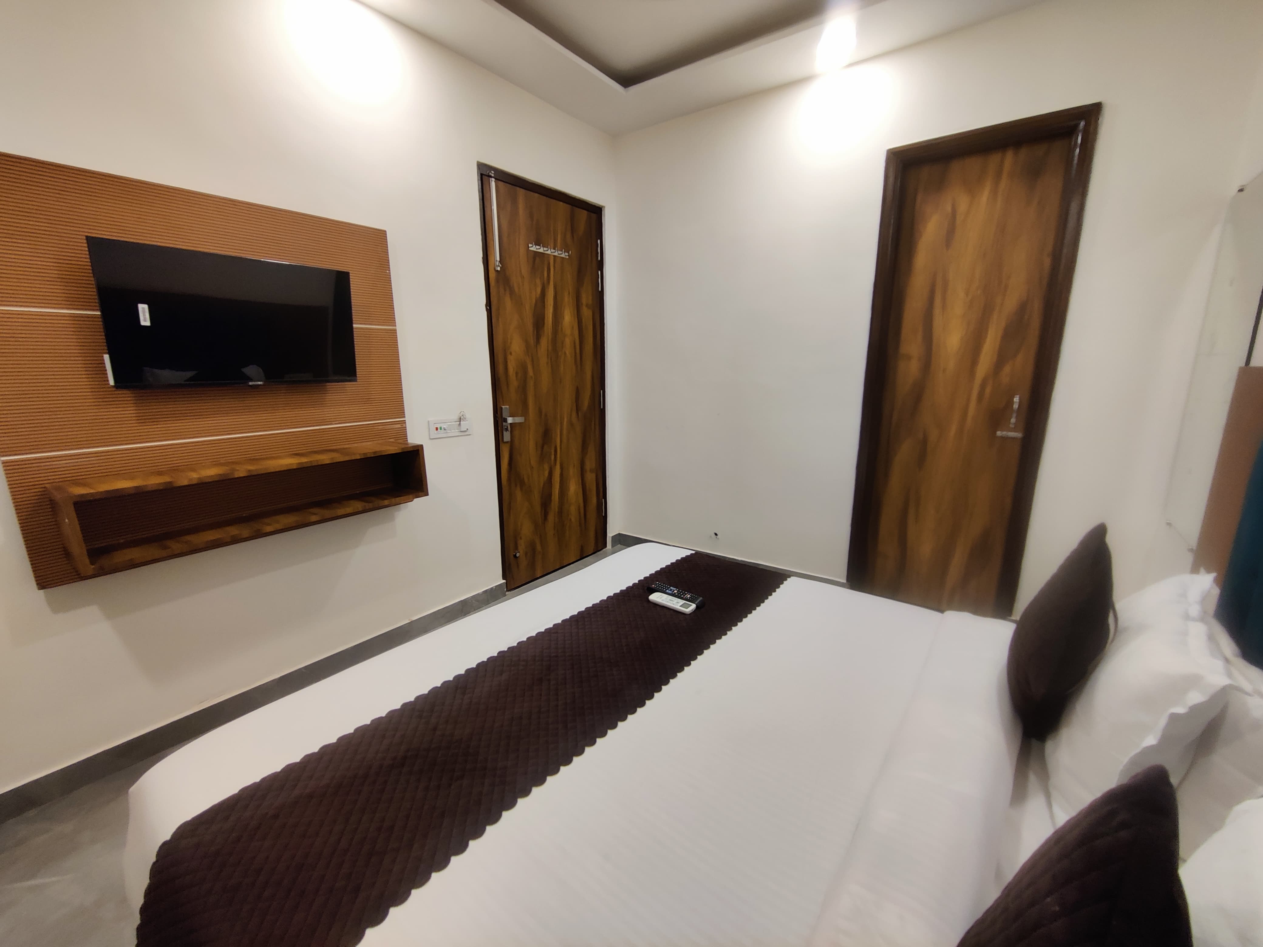 GOLDEN BY BEDROCK NEAR RAILWAY STATION - Tap to explore photos