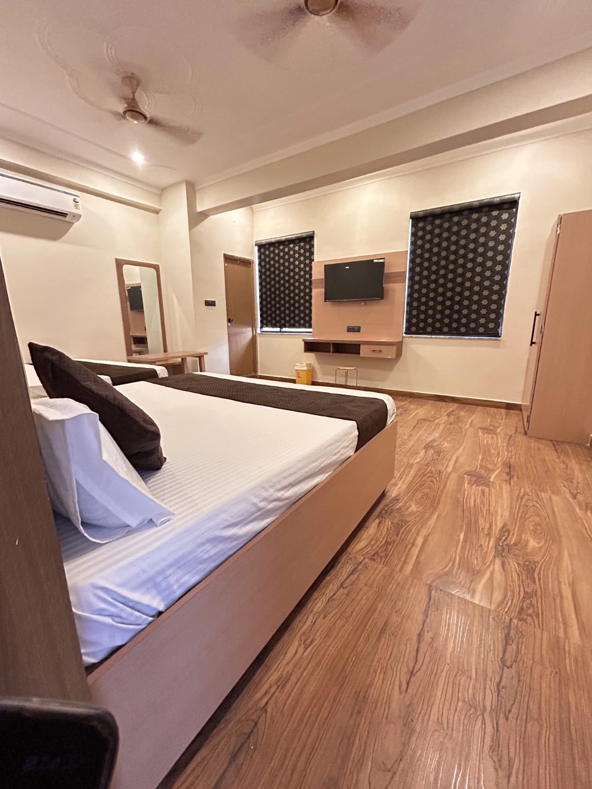 HOTEL PARAM INN - Tap to explore photos