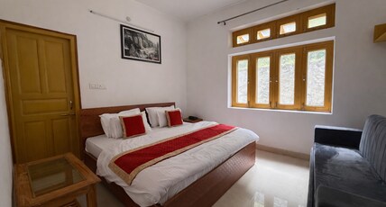 Hotel Divine Room Type - Deluxe Triple Sharing Room