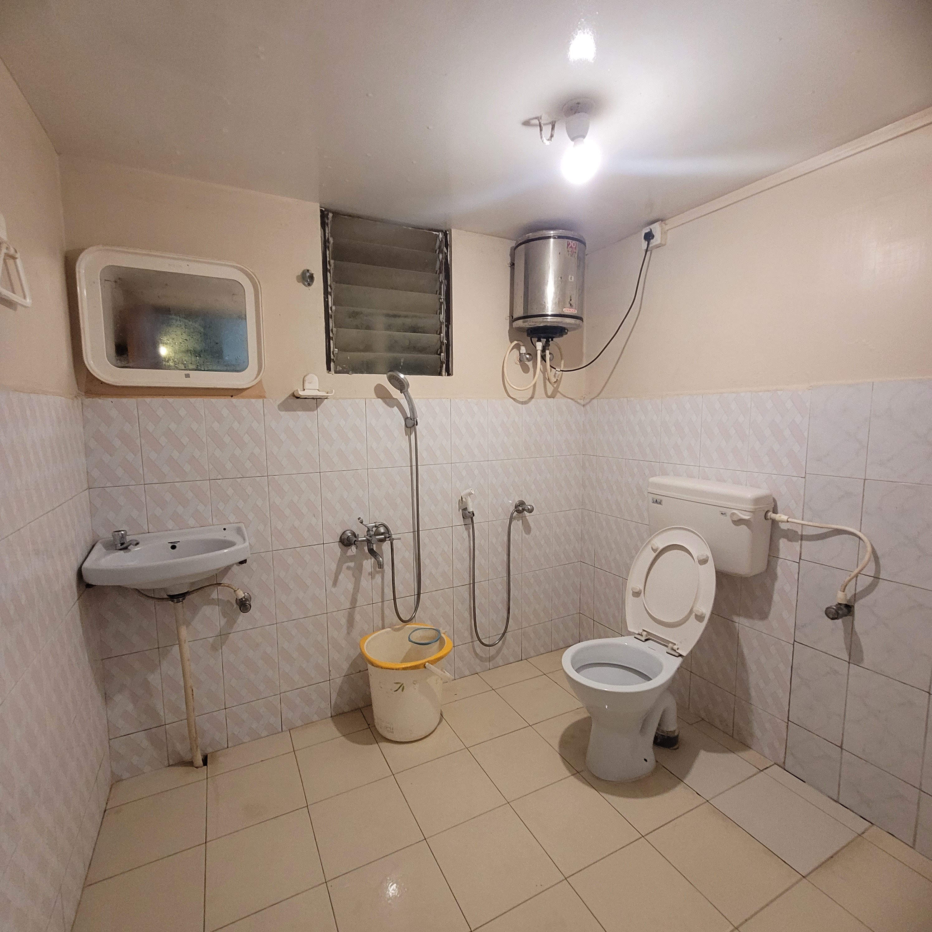 Vasu Inn - Rooms in Valparai - Tap to explore photos