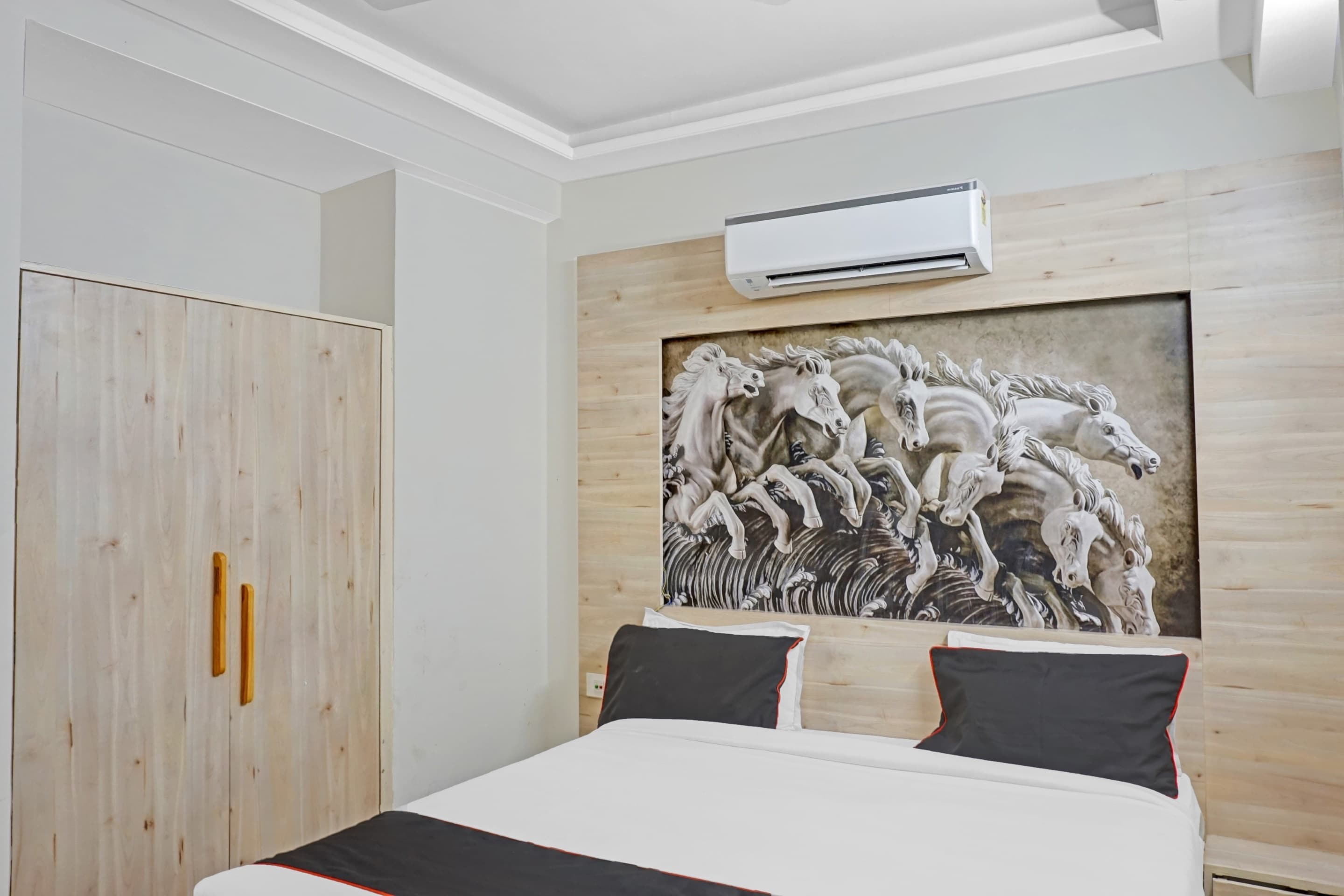 Hotel O Silver Inn Durgapura Railway Station - Tap to explore photos